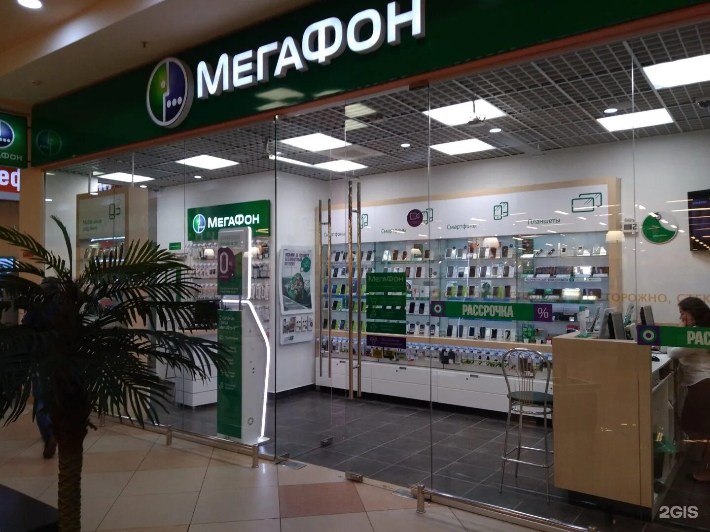 Мегафон черкесск. Салон МЕГАФОН. Салон магазин МЕГАФОН. МЕГАФОН Иваново магазин. МЕГАФОН магазин внутри.