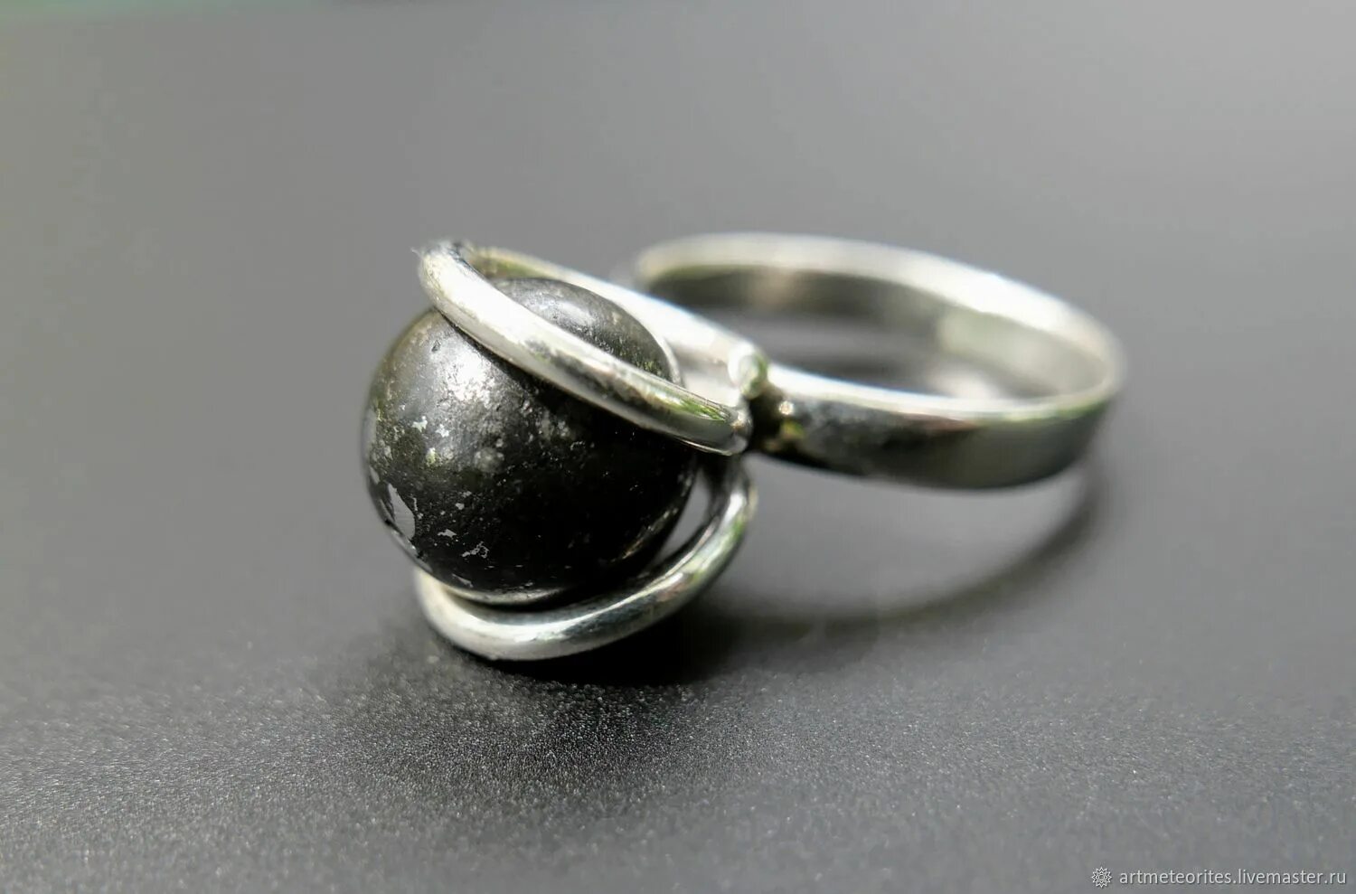 Кольцо из метеорита. Украшения с метеоритом. Свадебные кольца из метеорита. Перстень с метеоритом.