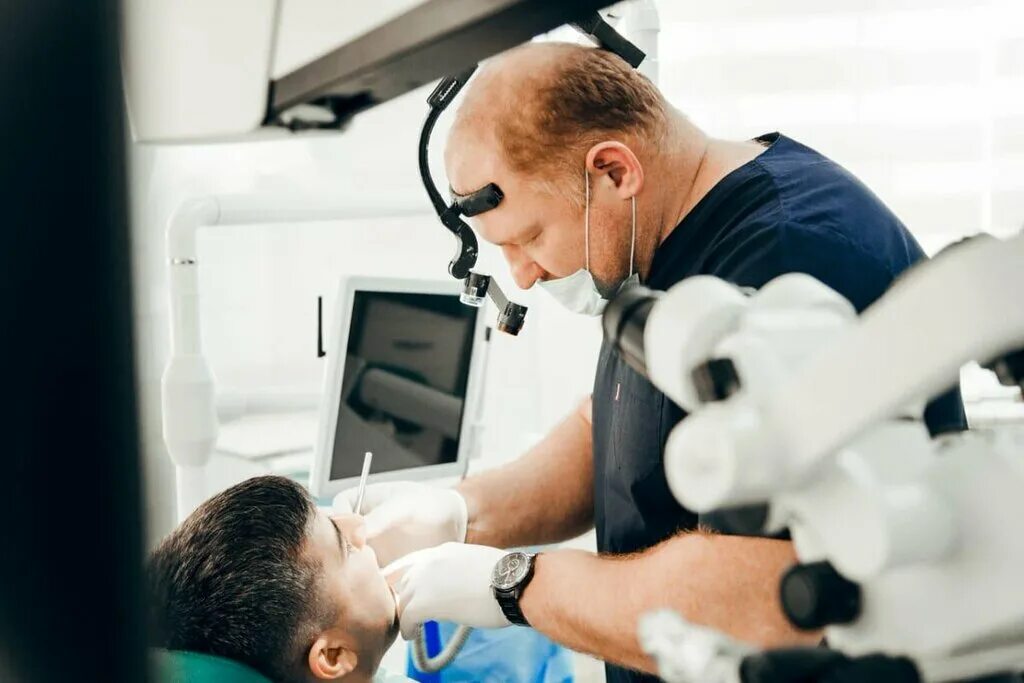 Стоматология в россии и за рубежом. Помощник стоматолога. Попылькин ишим стоматология. Красивый стоматолог. Зубной работает сейчас.