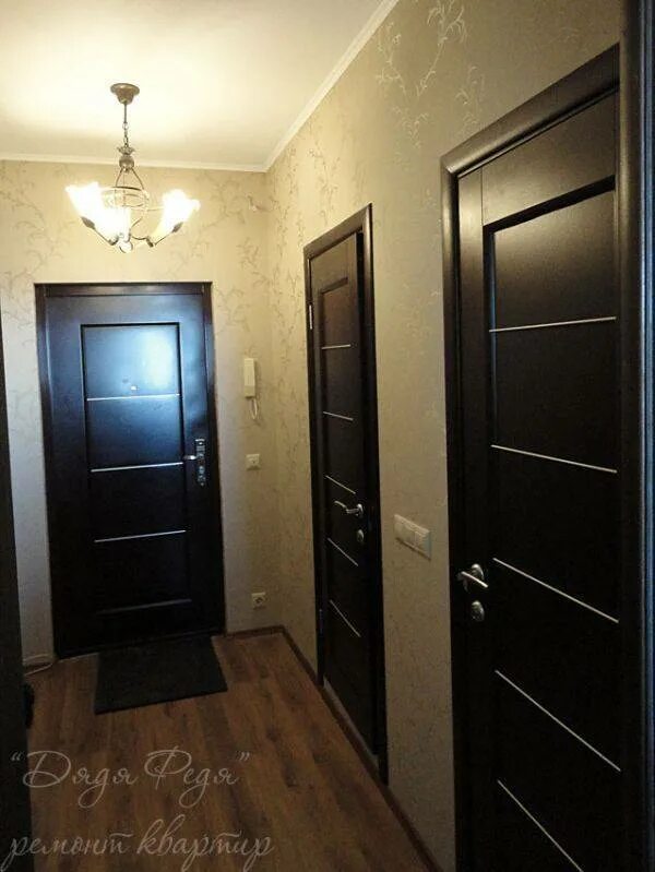 В коридоре расположены 24 двери подряд. Квартира с темными дверями. темный коридор в хрущевке. коридор в хрущевке темные двери. двери венге и пол в прихожей.