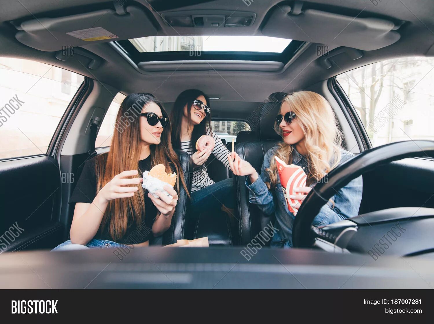 Девушка в кабриолете. Девушки в лимузине. Три девушки на машине. Вождение авто. Друзья едут в машине.