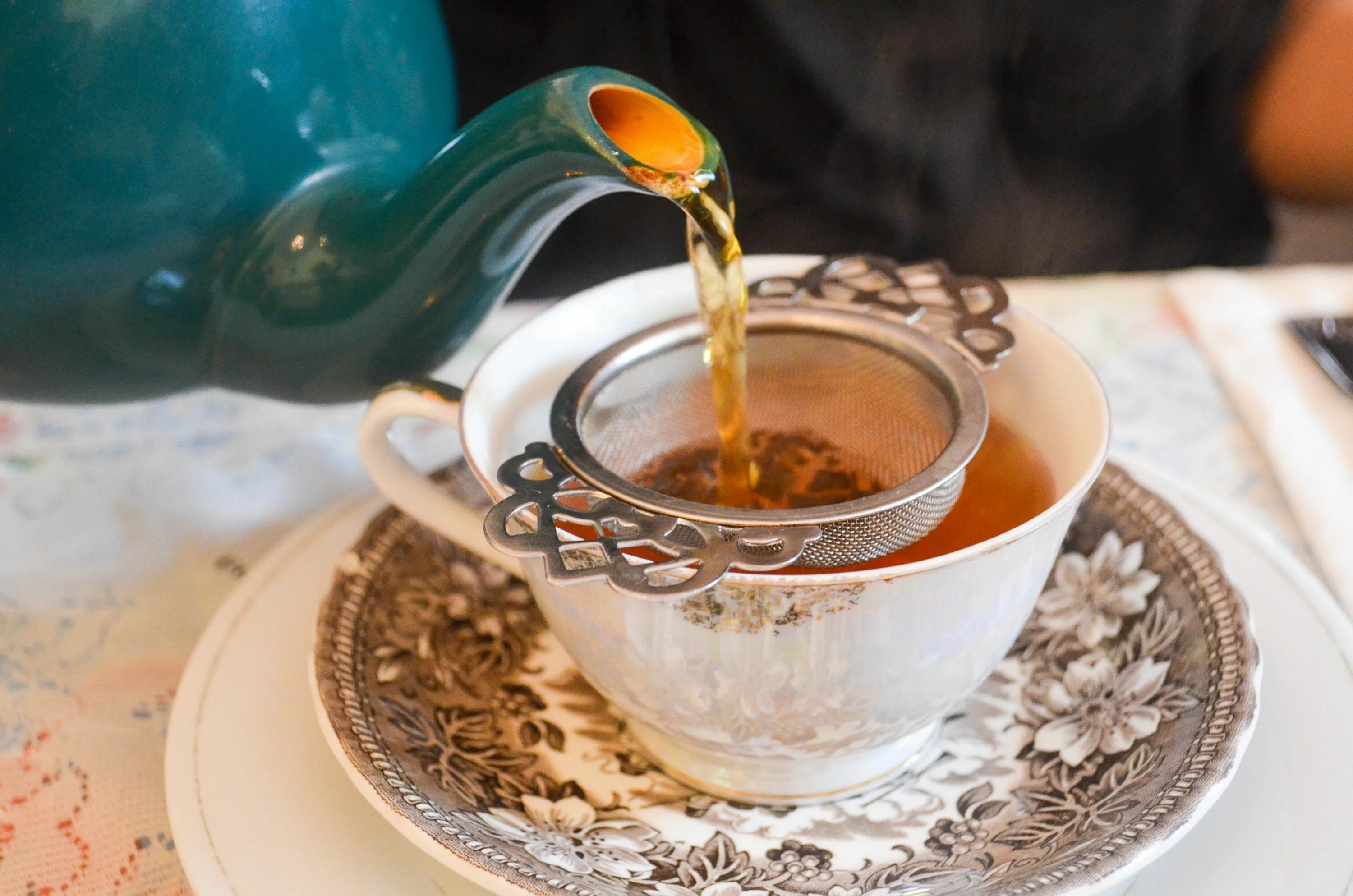 Чаяпития или чаепития как правильно. Pour чай. Чашка в чайхане. Карамельный чай чашка. Чайник чая узбекский.