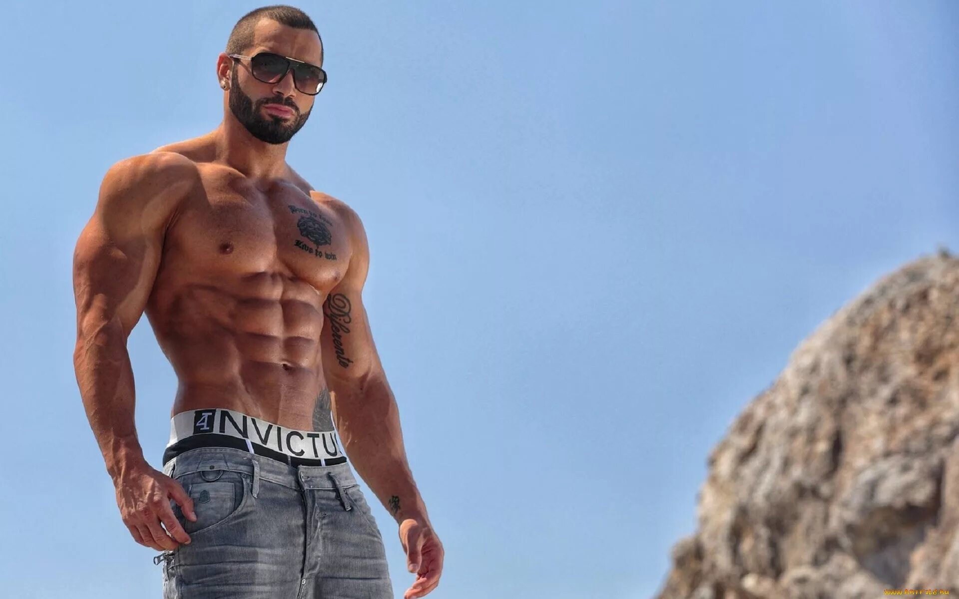 Парень качок видео. Lazar Angelov. Бодибилдер ангелов Лазар. Лазар ангелов 2021. Фитнес модель Лазар ангелов.