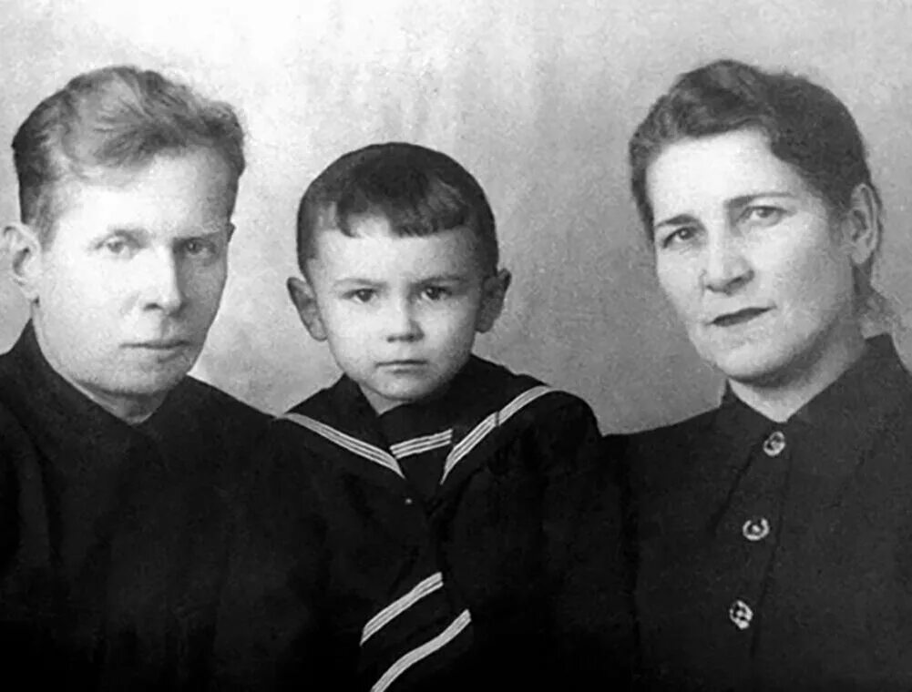 Семья леонтьевых фото. Семья леонтьевых фото. Людмиле яковлевне исакович. Семья леонтьевых оренбург. Семья леонтьевых москва.