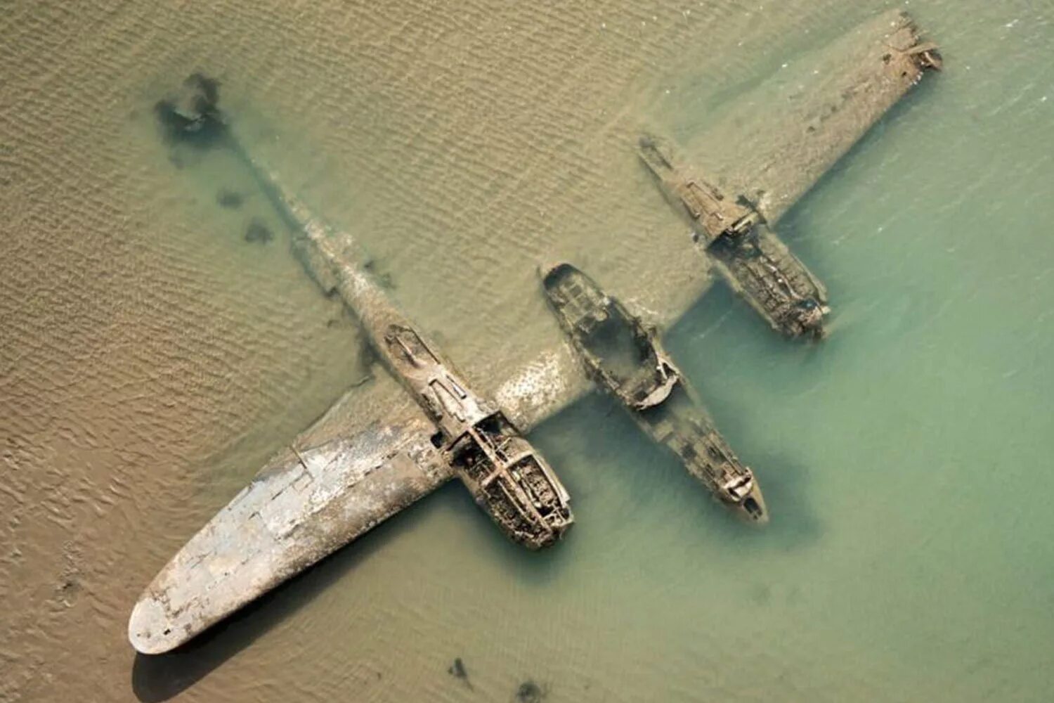 Острове во время второй. P-38 Lightning затонувший. Lockheed p-38 Lightning. Затонувшие самолеты второй мировой войны. Затонувшие самолеты второй мировой войны в тихом океане.