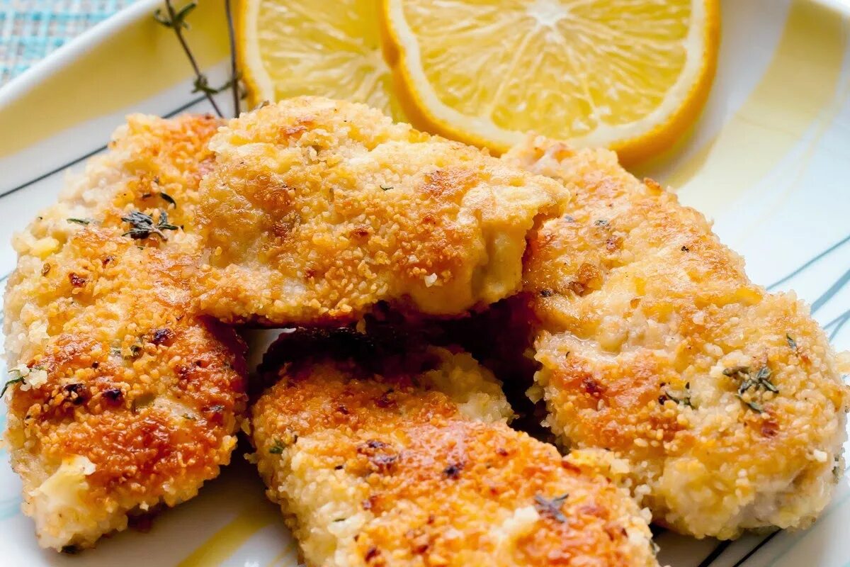 Куриные отбивные с крахмалом. Шницель куриный в панировке. куриное филе в панировочных сухарях. курица в панировке с сыром. отбивные из куриного филе в панировочных сухарях.