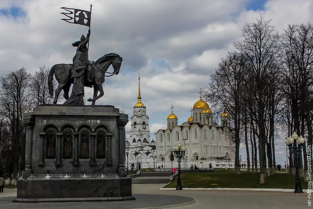 Какому владимиру памятник в кремле. Памятник князю Владимиру на коне. Памятник князю Владимиру во Владимире. Памятник князю Владимиру и святителю Фёдору во Владимире.