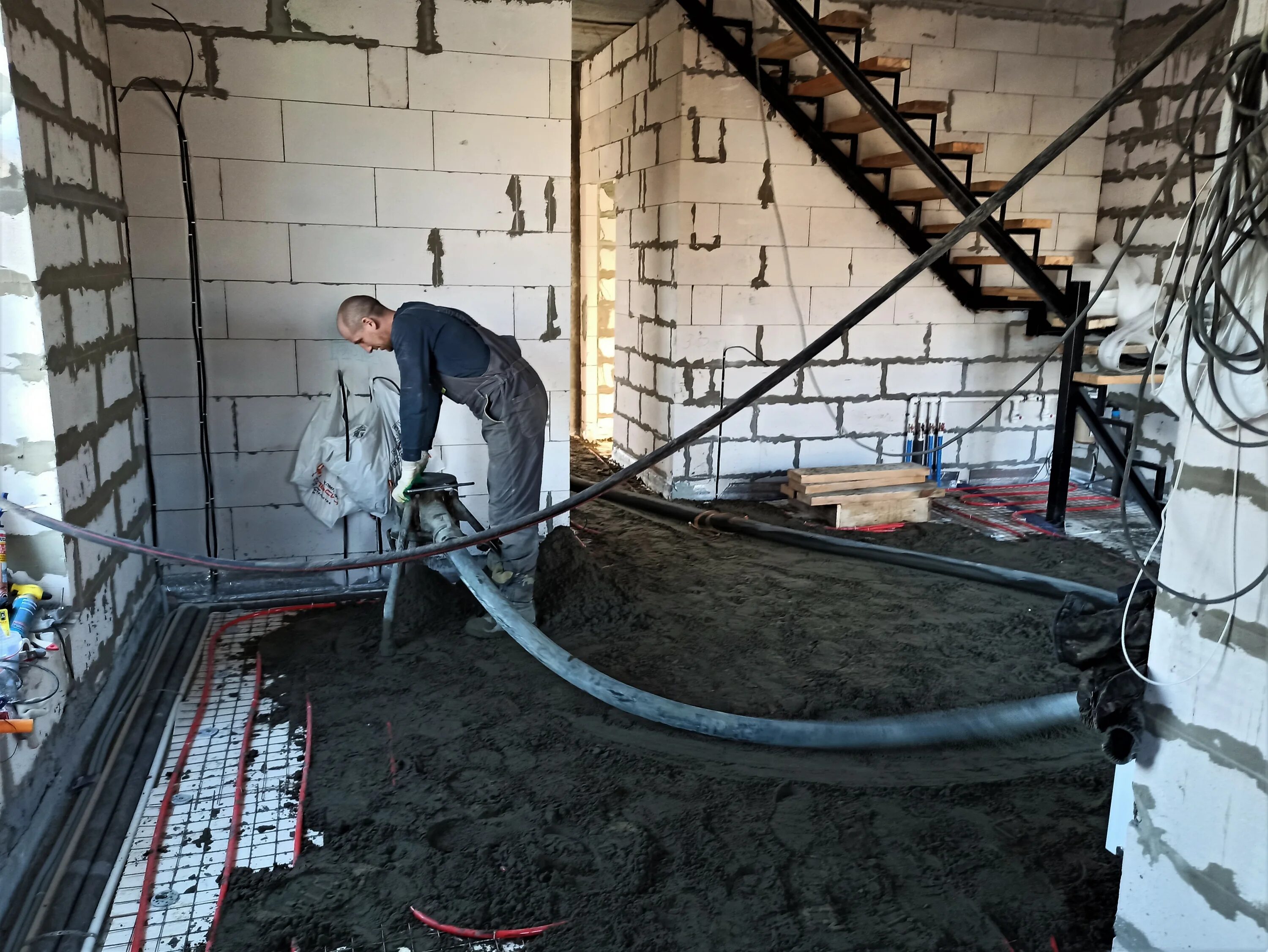 Стяжка пола механизированная дом. Стяжка пола этаж. Полусухая стяжка технология. Стяжка в новостройке. Полусухая аппаратная стяжка.