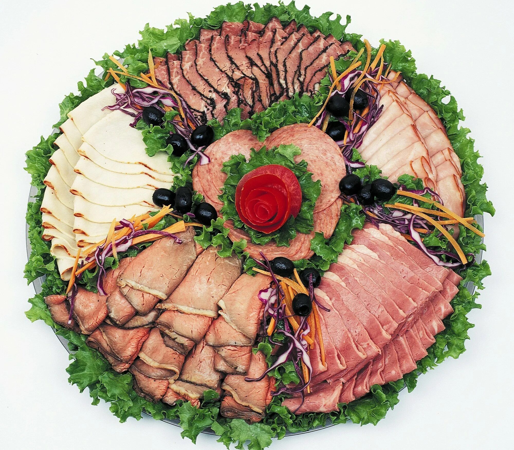Дерзко нарезки. Мясная нарезка. украшение мясной нарезки. украшение мясного ассорти. мясная нарезка на праздничный стол.