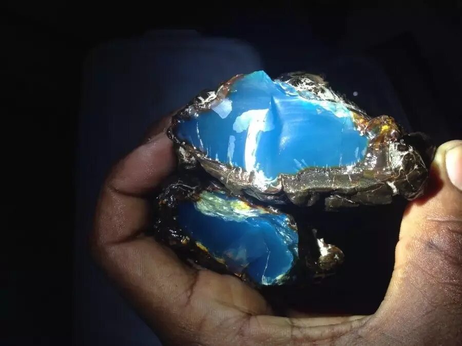 Доминиканский голубой янтарь. Голубой янтарь Доминиканы. Суматранский голубой янтарь. Голубой янтарь минерал.