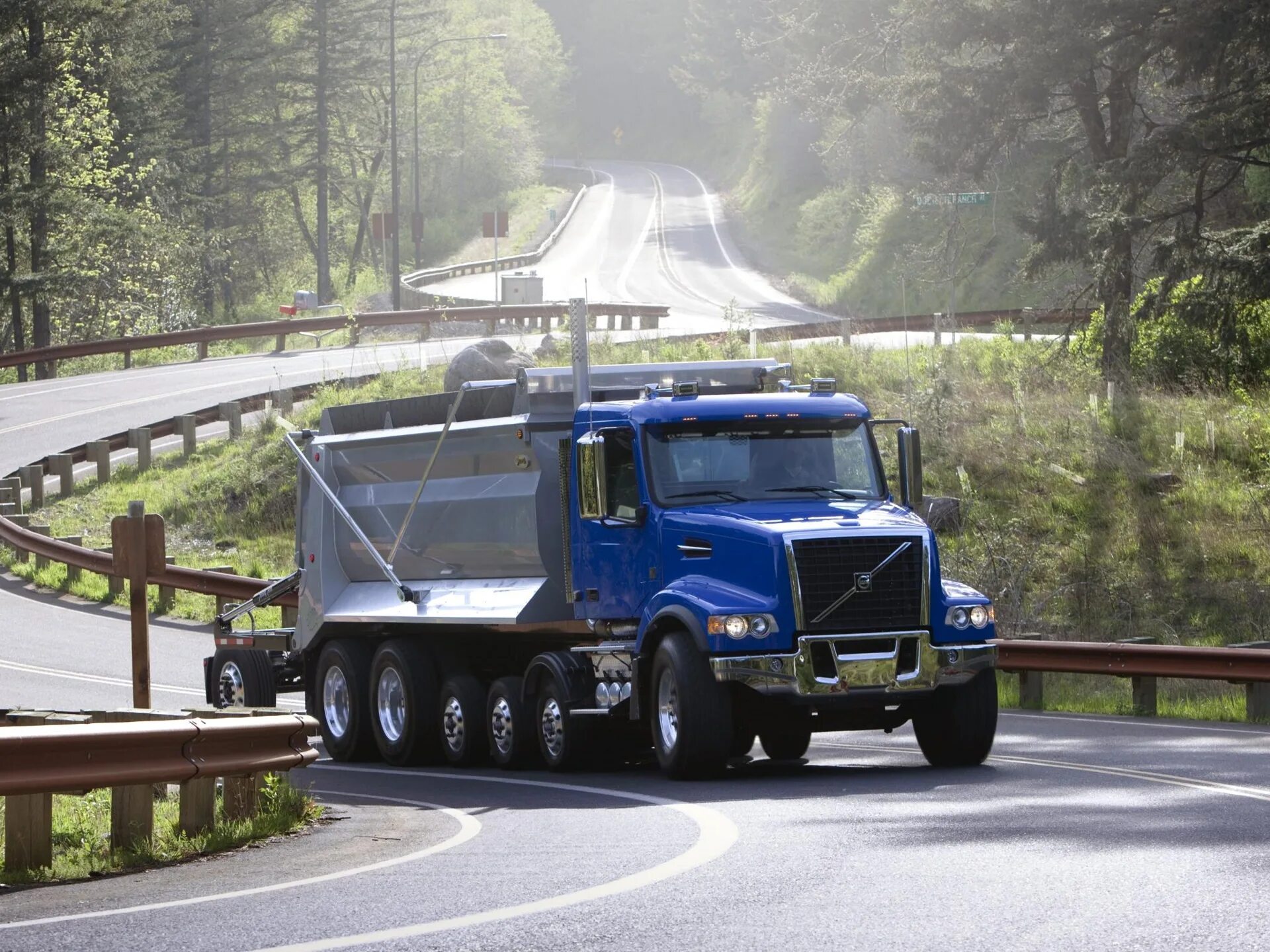 Машины автобусы грузовики. Volvo VHD 2000. Volvo VHD 2022. Volvo VHD 300. Вольво тягач VHD.