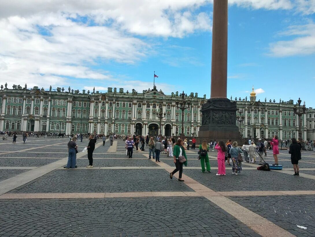 Парящий спб. Я В Питере. Лечу в Питер. Хочу в Питер. Парящие шары над фонтаном Петергоф.