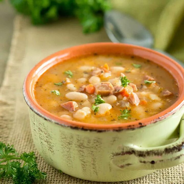 Суп с фасолью консервированной. Суп фасолевый с мясом. суп с фасолью и мясом. суп с белой фасолью консервированной.
