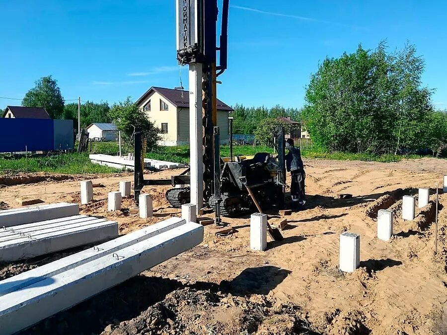 Сваи ушли в землю. Бутование столбов для забора щебнем. Рубероидная гильза для столба забора. Сваи ушли в землю. Винтовые сваи в ручную.