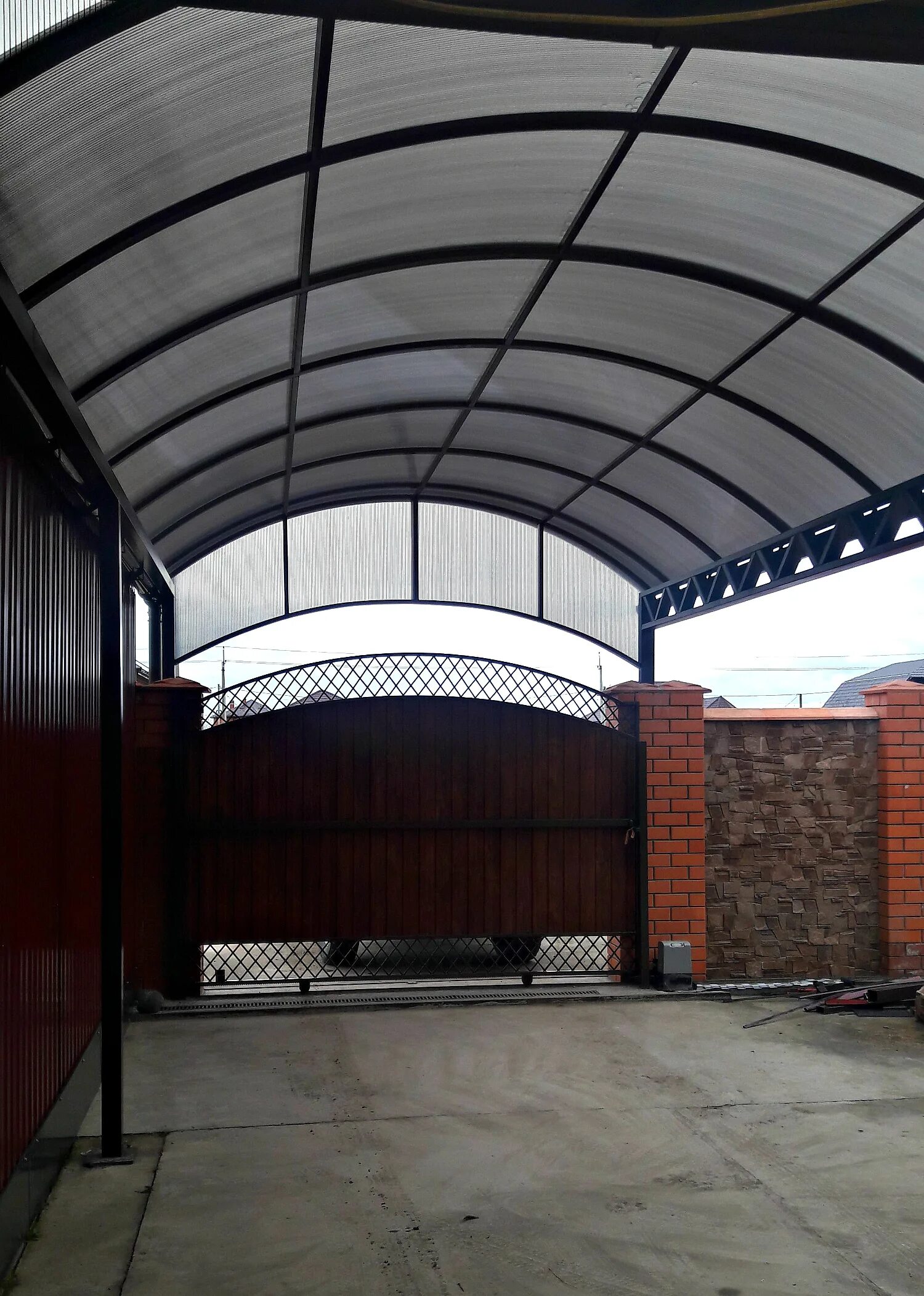 арка навес. навес для машины из поликарбоната. навес 3 на 4. арка навес. арочный навес из поликарбоната.