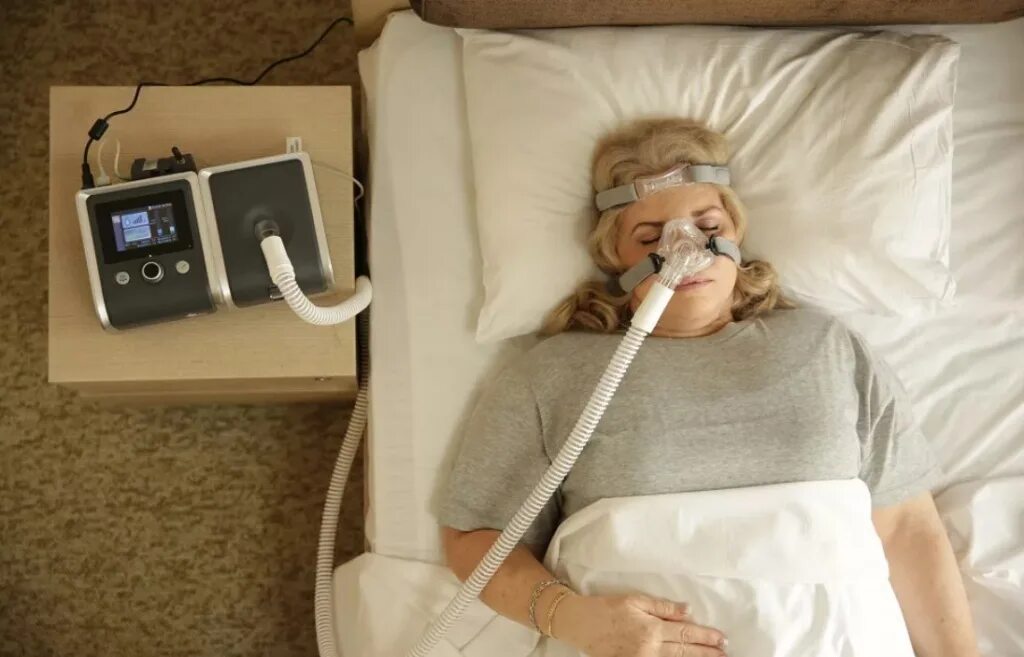 Сипап аппарат для апноэ. Аппарат апноэ сна БИПАП. CPAP терапия при апноэ. Сипап аппарат от храпа.