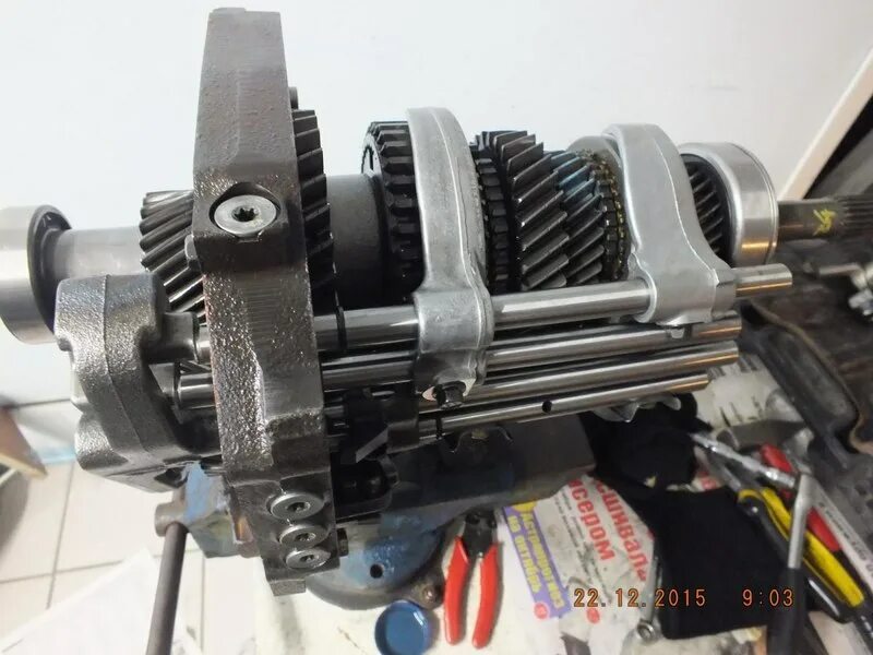 Задняя передача на 2115. Коробка передач кпп зил-130. Выбивает первую передачу на. Выбивает первую передачу на. Кпп ваз 2107 5 ступка сборка 5 передачи.