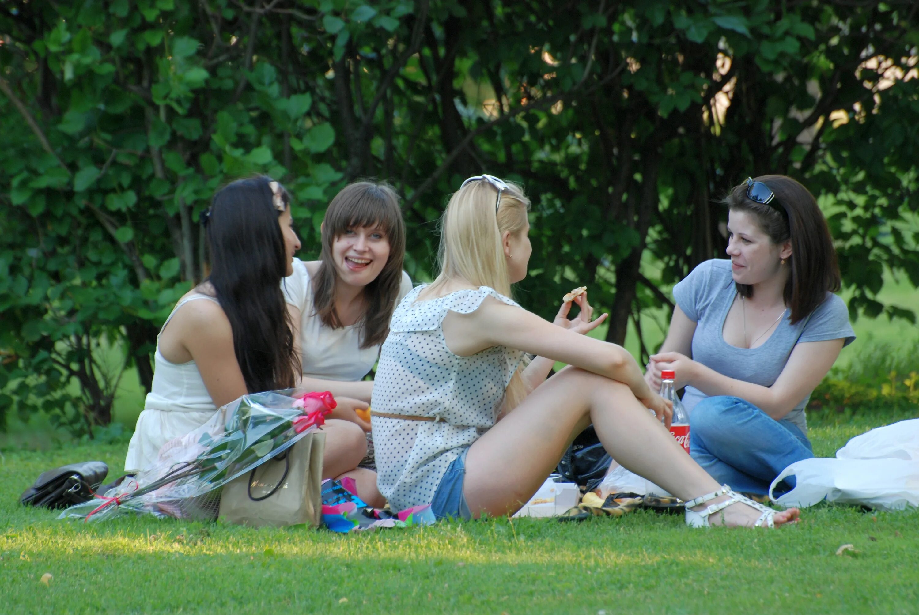 Пикник девочки в парке. Телки на пикнике.