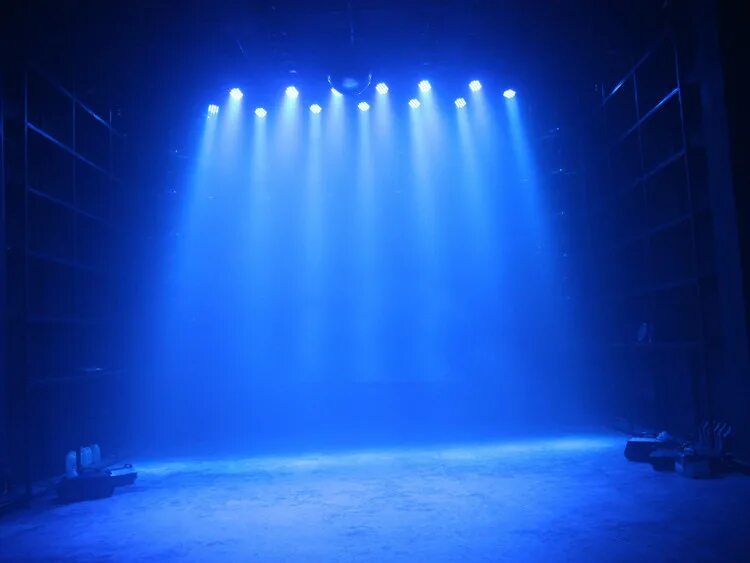 освещение театральной сцены. сцена концерт. свет в театре на сцене. свет на сцене. сценический свет.