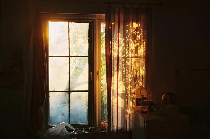 Окна свет воздух. Вечернее окно. Солнечный свет в комнате. Солнечные лучи в комнате. Солнце в окне.