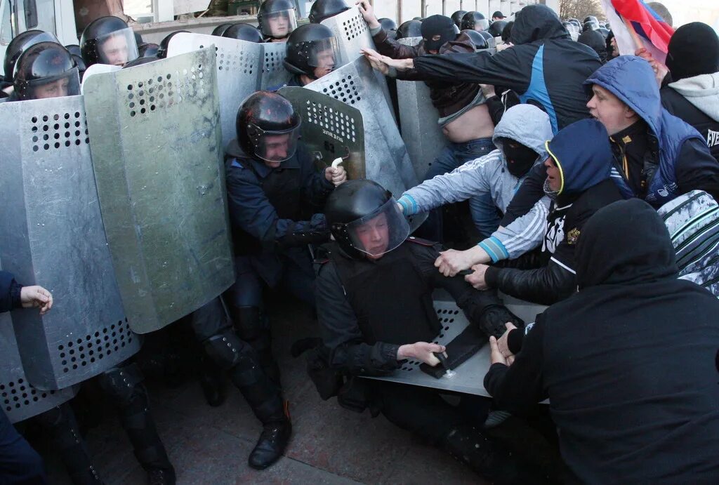 Захваты на востоке. Захват Донецкой обладминистрации. Протесты на востоке Украины 2014. Захват администрации в Донецке 2014.