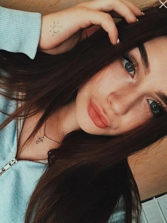 Ангел эстетика. Angel instagram. Брюнетка в кафе. Yasmina fadoula. Девушка с крыльями ангела.