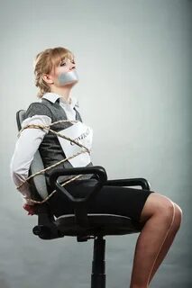 Девушку связали на стуле