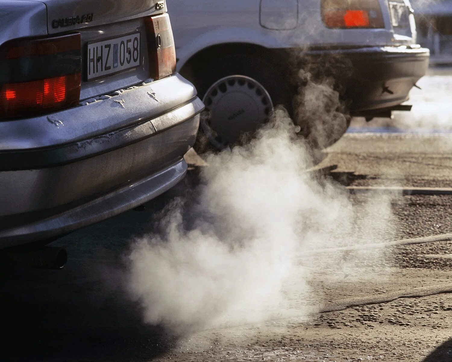 Выхлопные газы автомобилей воздух. Выхлоп машины. Автомобильные выхлопы. Машина с выхлопными газами. Машины загрязняют.