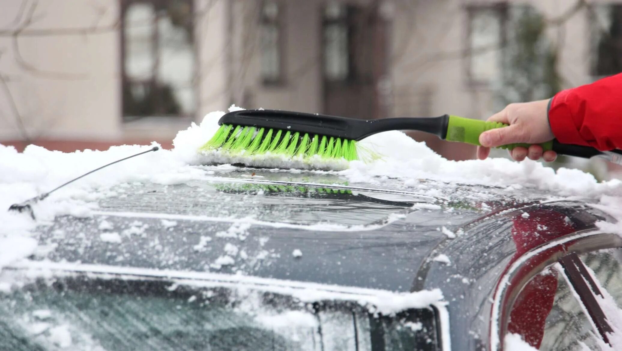 Очиститься снега. Чистка снега автомобилем. Очиститель от снега для машины. Щетка для уборки снега. Расчищать машину от снега.