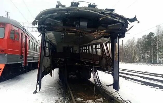 Разрыв поезда. Депо Куровская разорванный вагон. Разорванный вагон депо Куровское. Электричку разорвало депо Куровская. Электропоезд эд4м депо Куровское.