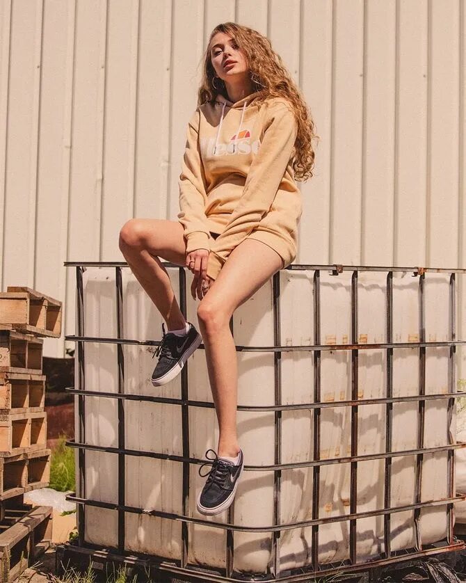 Мода подростков 2021 девушки. Модная летняя одежда для подростков. Мода лета 2024 подростки. Модная одежда для девочек. Трендовая одежда для подростков.