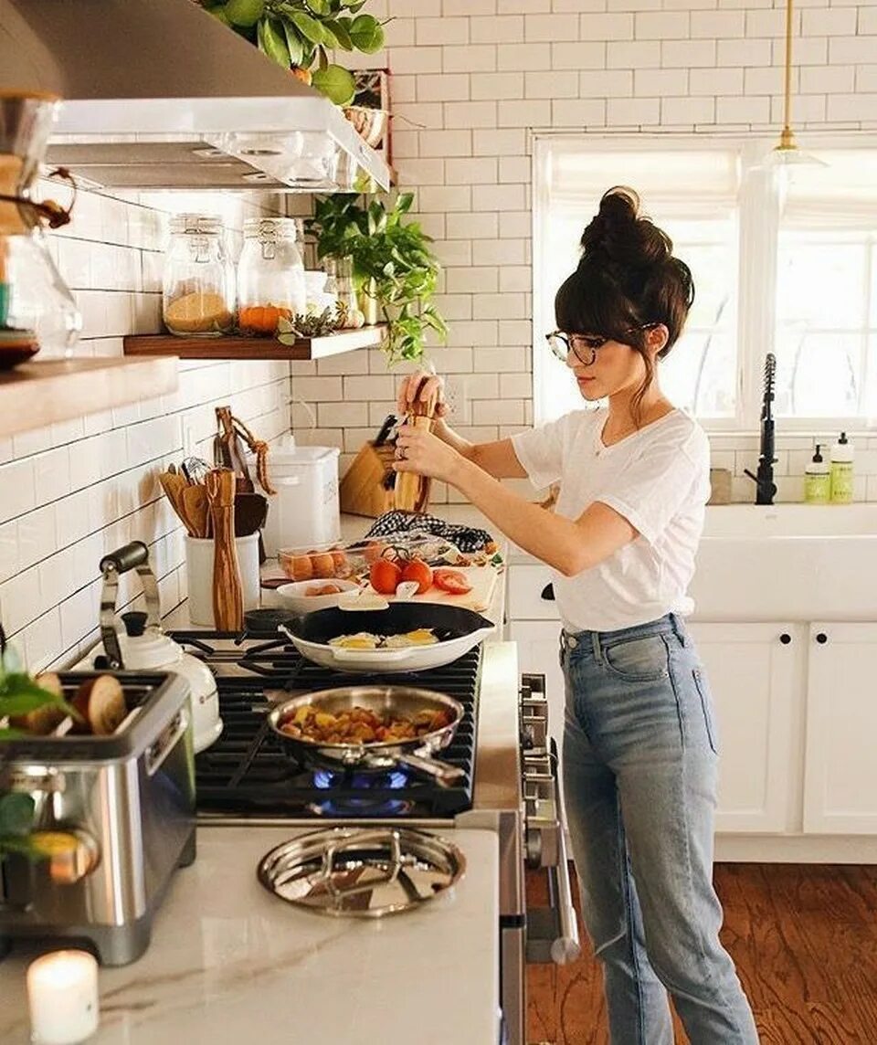 Жена готовит кушать. Женщина на кухне. Готовка на кухне. Фотосессия на кухне. Готовка пищи.