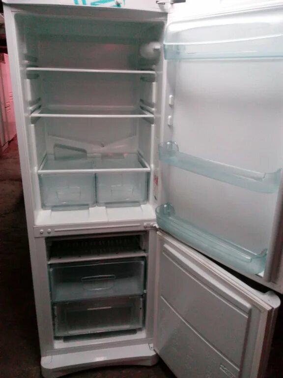 Холодильник Индезит 23999. Холодильник Индезит двухкамерный 2м серый. Индезит nba18 ноу Фрост двухкамерный. Холодильник индезит двухкамерный модели