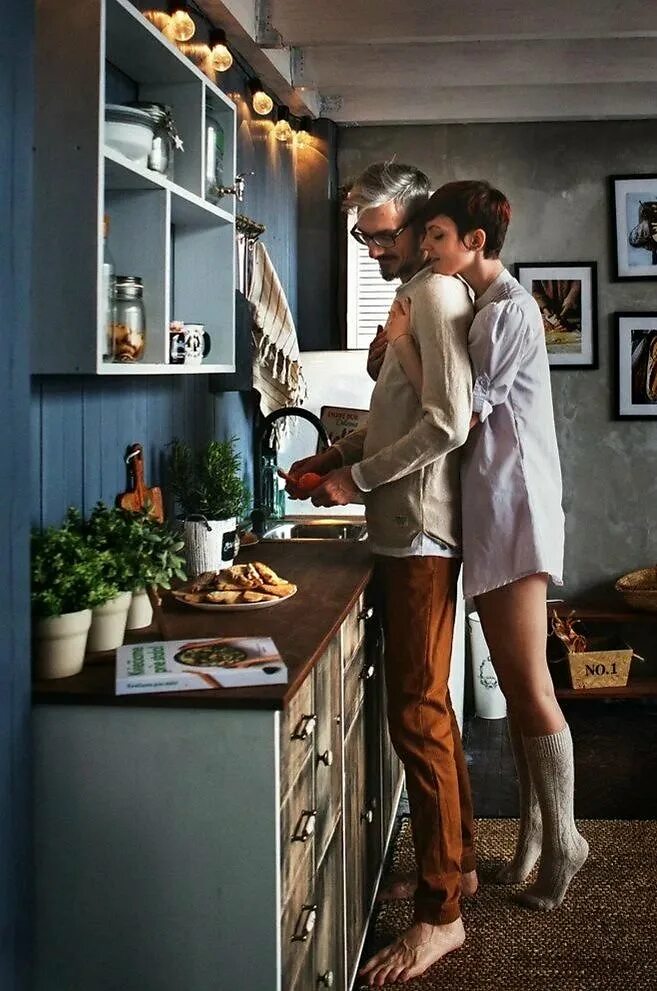 Измена мужу на кухне. Фотосессия на кухне. Мужчина и женщина на кухне. Влюбленные на кухне. Фотосъемка на кухне.