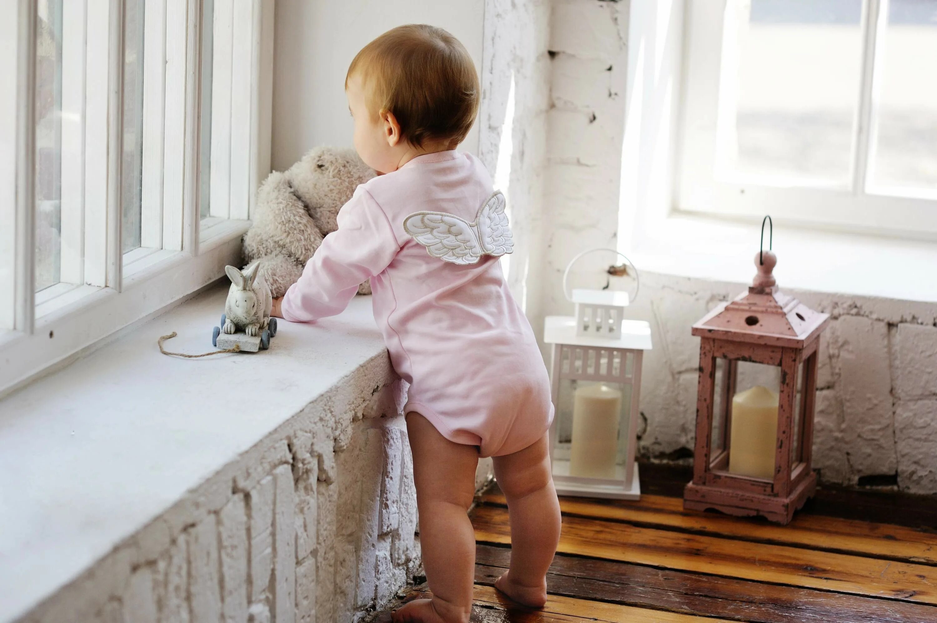 Ребенок со спины. Маленькая девочка с игрушкой. Ребенок мальчик со спины. Эдриан мюррей фотограф. Младенец на спине.