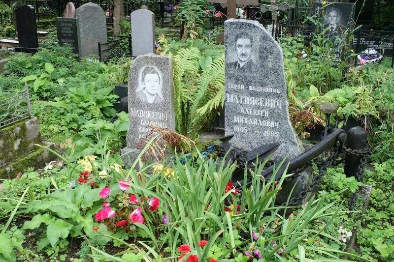 Мемориал серафимовского кладбища. Серафимовское кладбище вечный огонь. Серафимовское кладбище мемориал. Серафимовское кладбище в спб. Серафимовское кладбище братские могилы.
