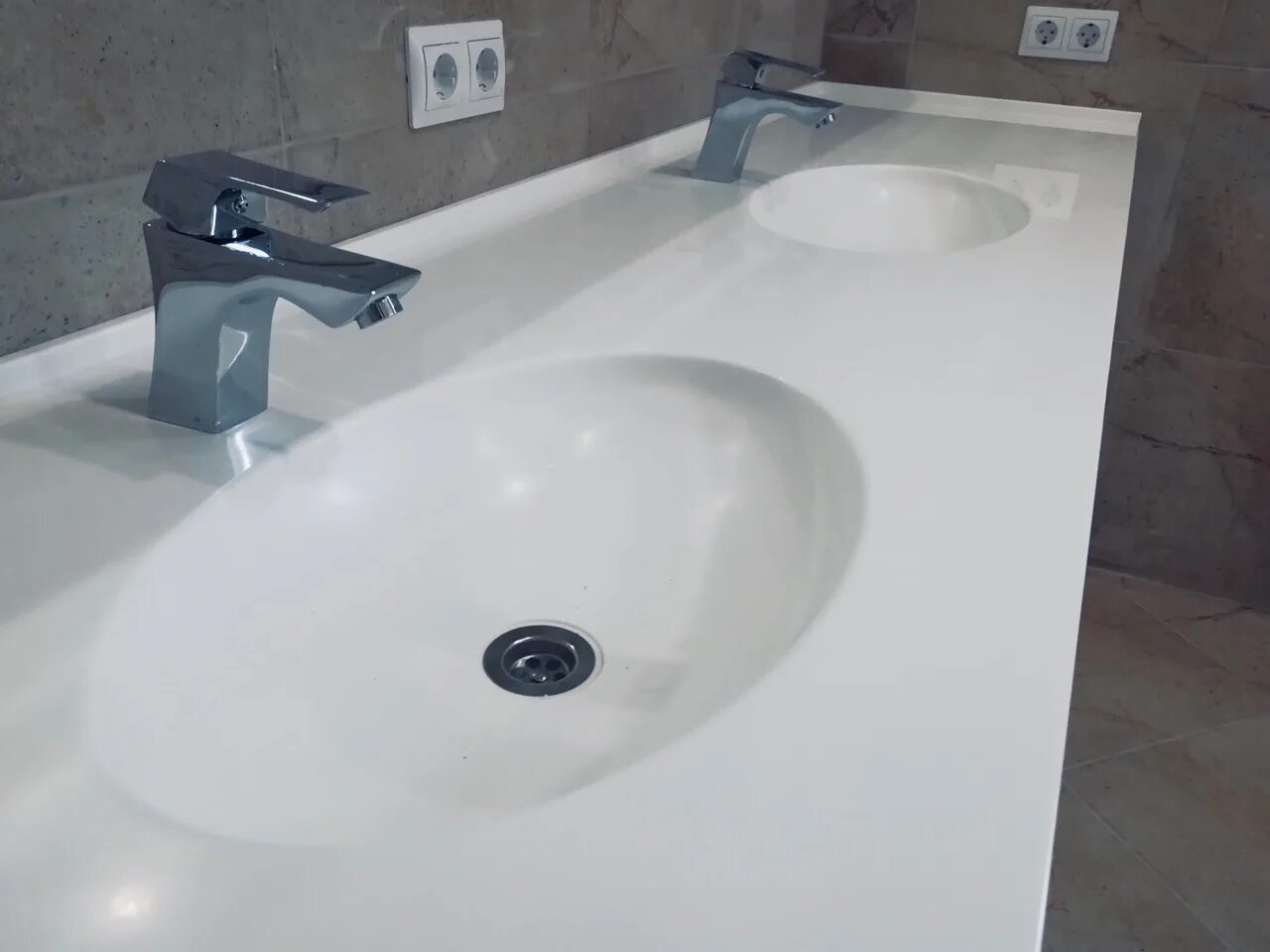 Умывальники из искусственного камня для ванной. Интегрированные раковины из искусственного камня для ванной комнаты. Интегрированная мойка из искусственного камня в ванную. Литая раковина со столешницей.