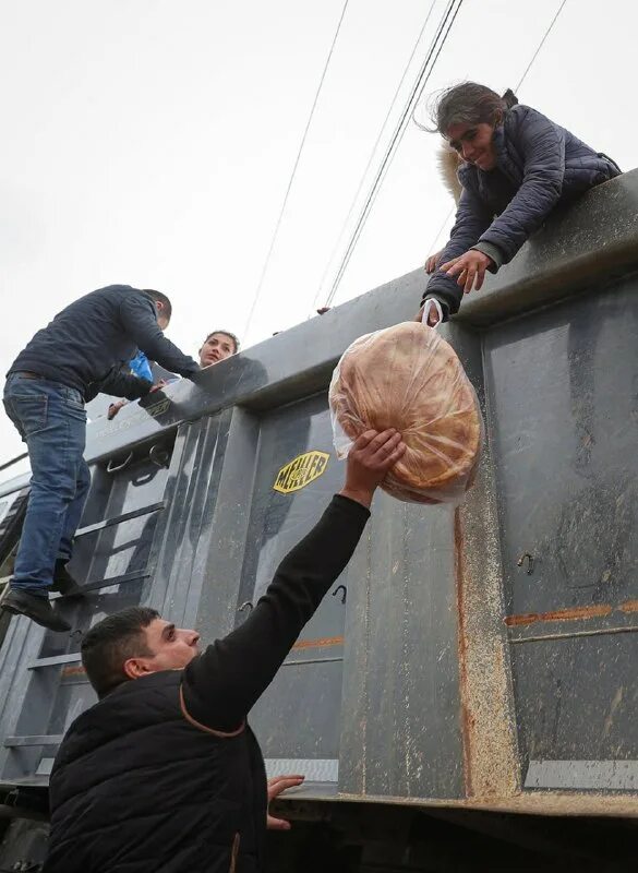 на руках вынесли. на руках вынесли. на руках вынесли. пожарные спасают людей из огня. на руках выносили солдаты девчонку из боя.