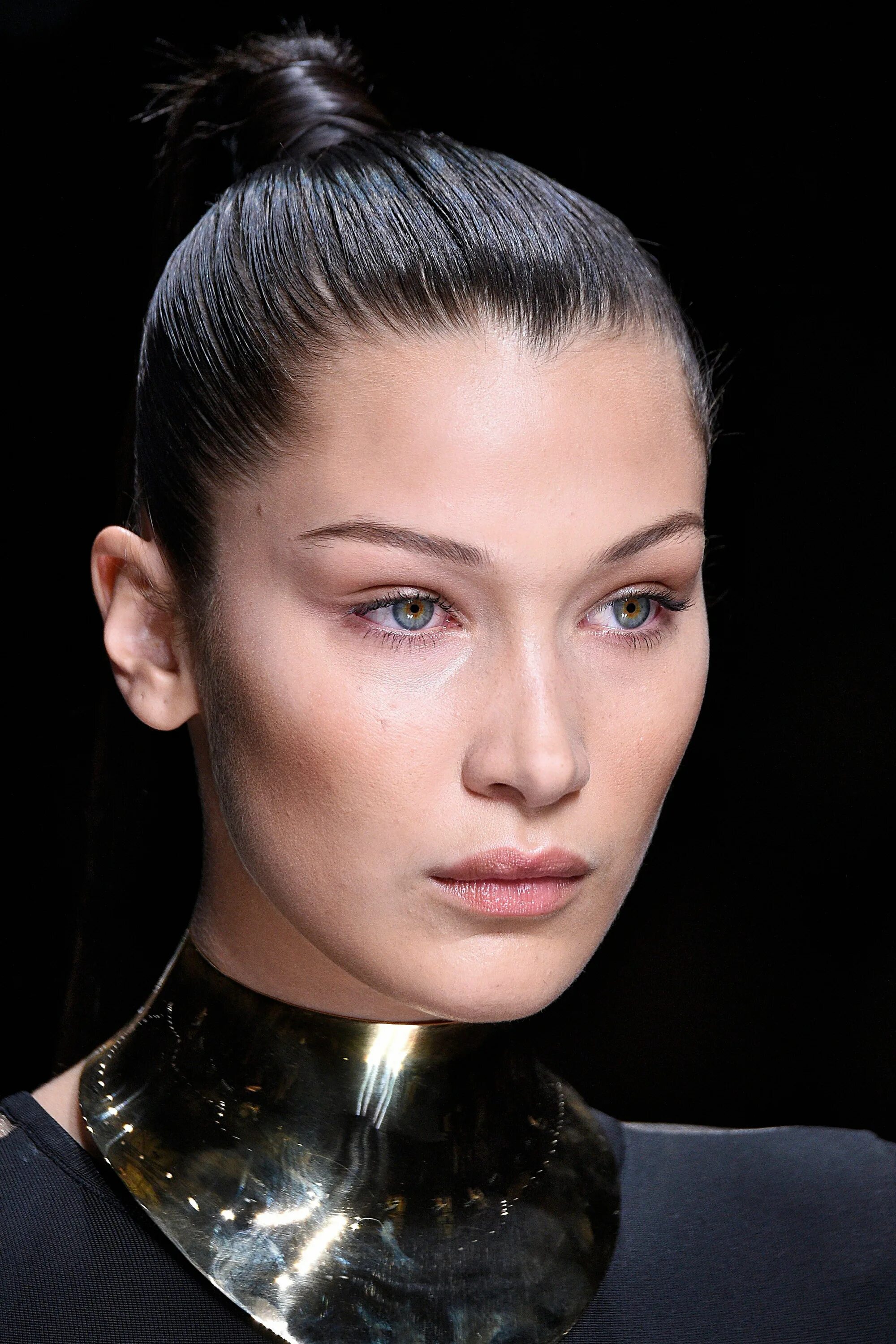 Скулы у девушек. Острое лицо. Острый подбородок. Острые скулы у девушек. Брови роузи хантингтон.