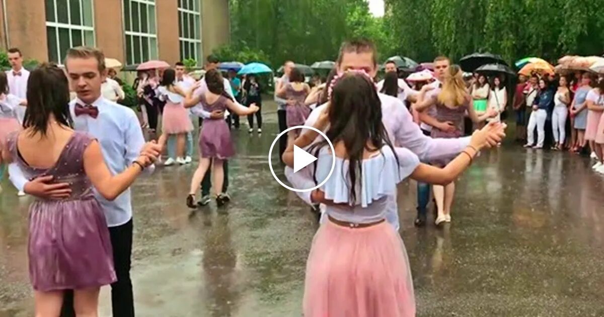 Выпускной танец. Танец выпускниц. Танцы на выпускном в школе. Выпускной под дождем.