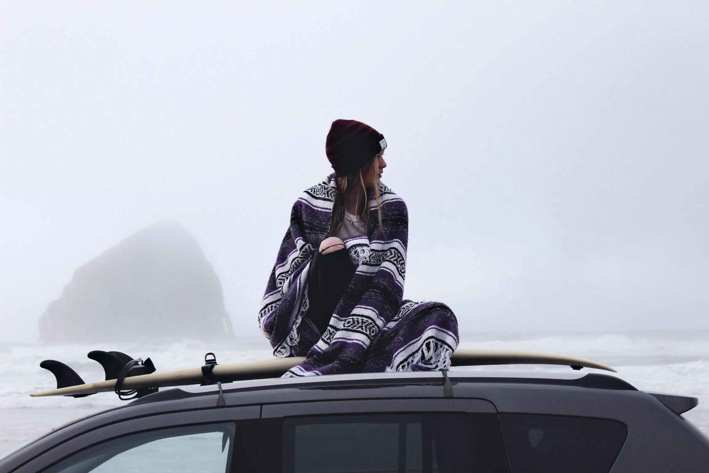 Девушка на крыше автомобиля. Девушка сидит на крыше машины. Фотосессия на крыше машины. Человек на крыше автомобиля. Сижу в машине песня