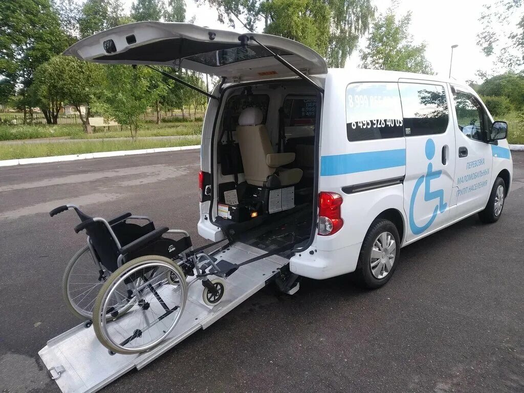 Организация перевозки инвалидов. Nissan nv200 с пандусом. ниссан нв 200 инвалид. лада ларгус для инвалидов колясочников. ларгус для колясочников.