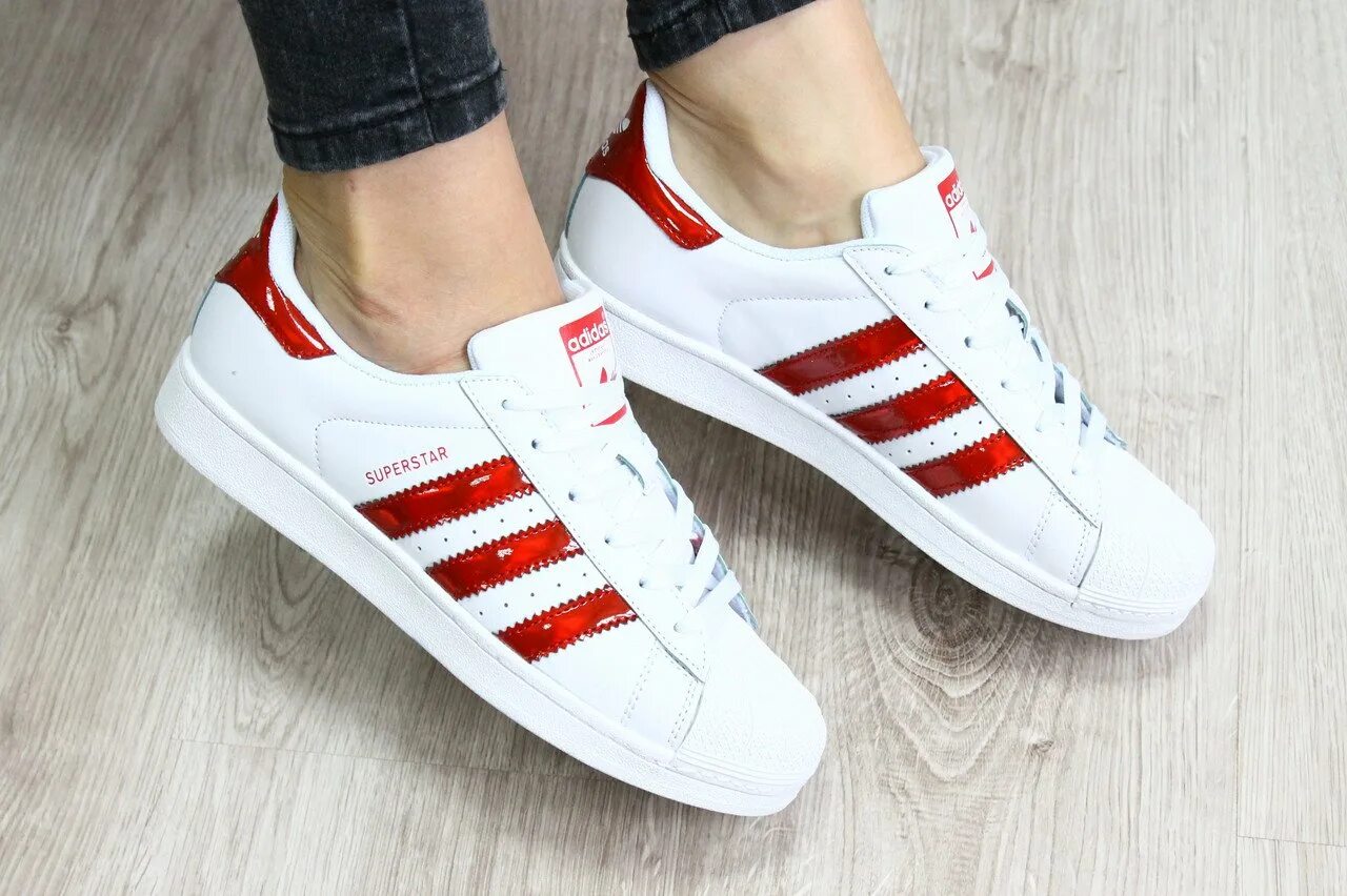 Adidas superstar red. Адидас superstar красные. Коробка конверсов оранжевая. Кеды адидас бело красные. Кроссовки с белыми полосками.