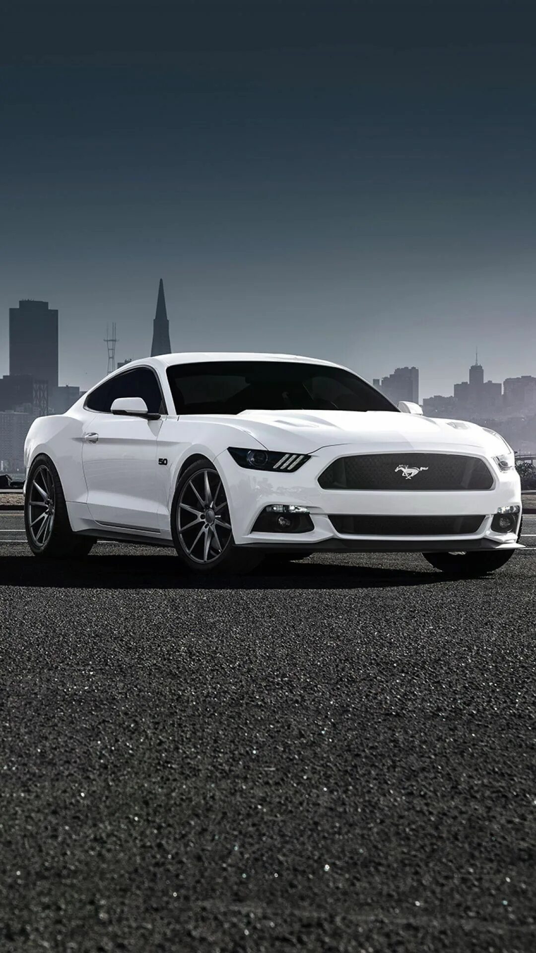 Форд Мустанг белый. Форд Мустанг 2016 белый. Ford Mustang gt 2022. Ford Mustang 2021 White. Машины на телефон вертикальные