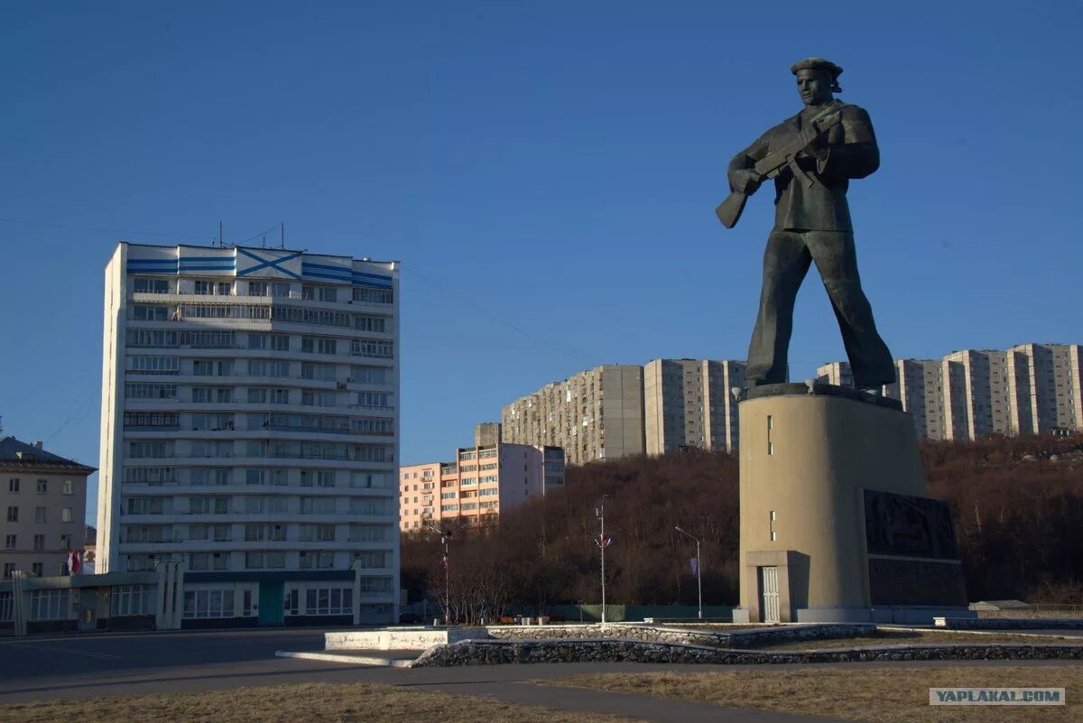 Площадь прим. Североморск центральная площадь. приморская площадь североморск. памятник алеше североморск. достопримечательности североморска доф.