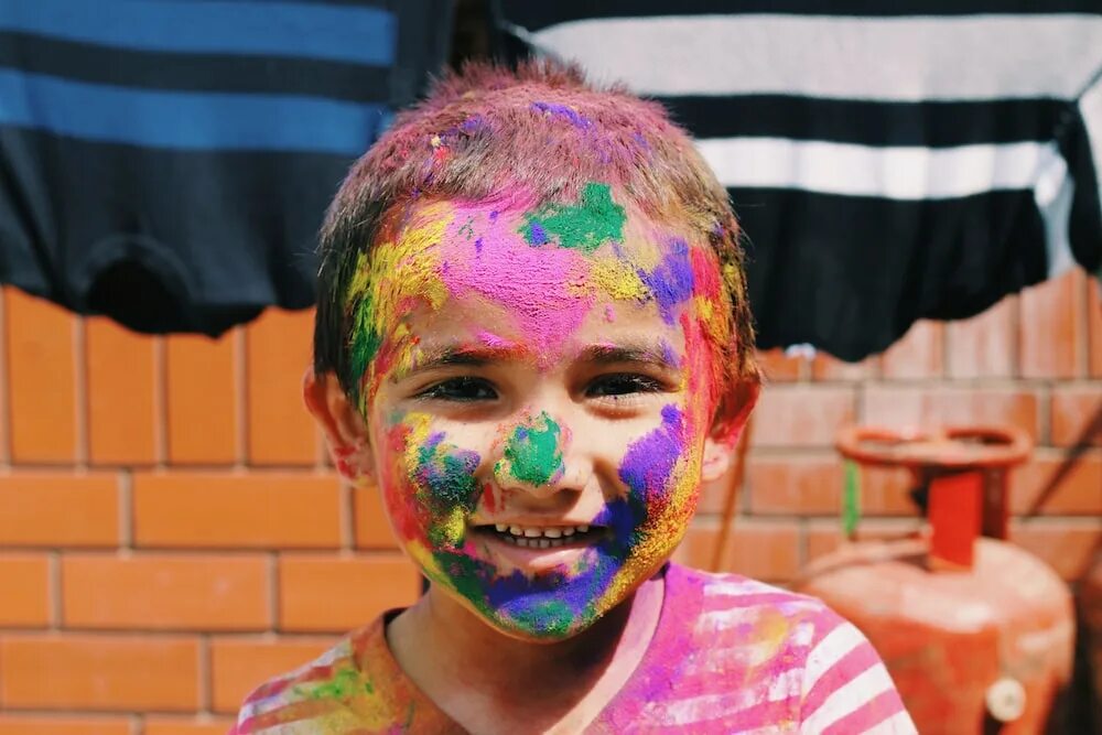 Face paint перевод. Лицо разными красками. Разноцветное лицо человека. Лицо человека яркое. Улыбка красками.