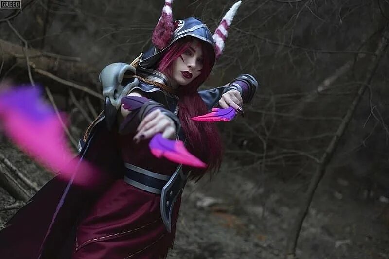 Фотографии шайлу шая. Косплеер - Leya Shion. League of Legends Swain Cosplay. Эвелин косплей gif. Evelyn League of Legends guy Cosplay.