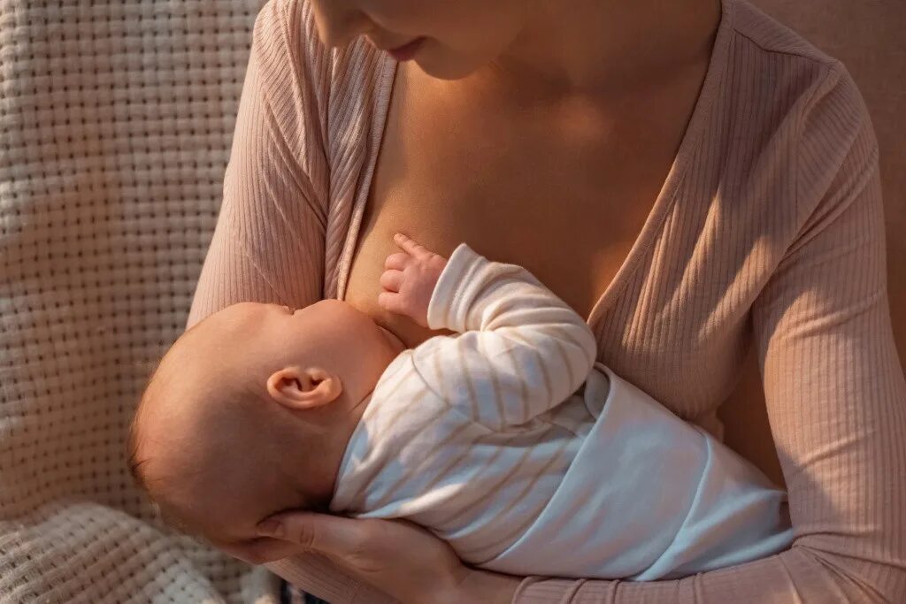Кормление грудью. Грудное вскармливание. Мама кормит ребенка грудью. Лактация грудь.