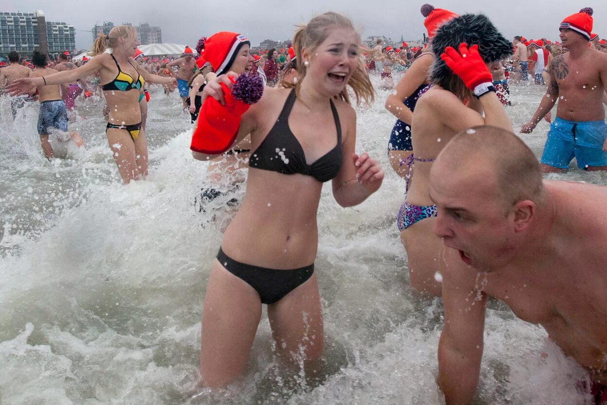 на пляже купание. девушка купается в море. купание в море.