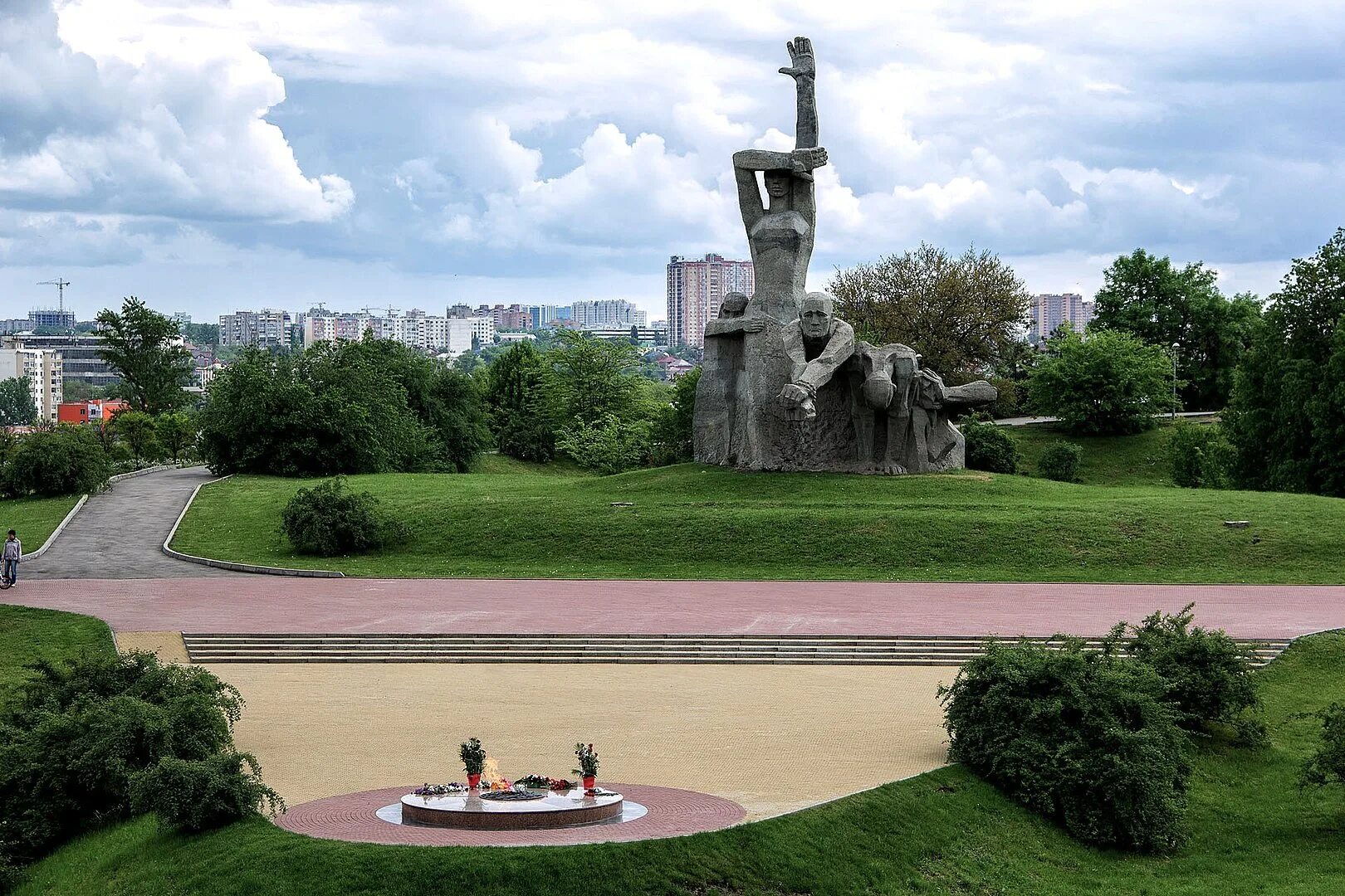 Мемориальный комплекс Змиевская балка. Мемориал Змиевская балка в Ростове на Дону. Мемориальный комплекс жертвам фашизма «Змиевская балка». Змиевская балка памятник.